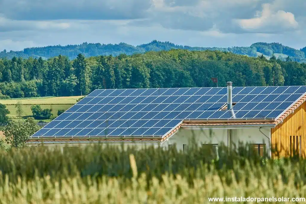 Cuantas placas solares necesito para una casa de 150m2