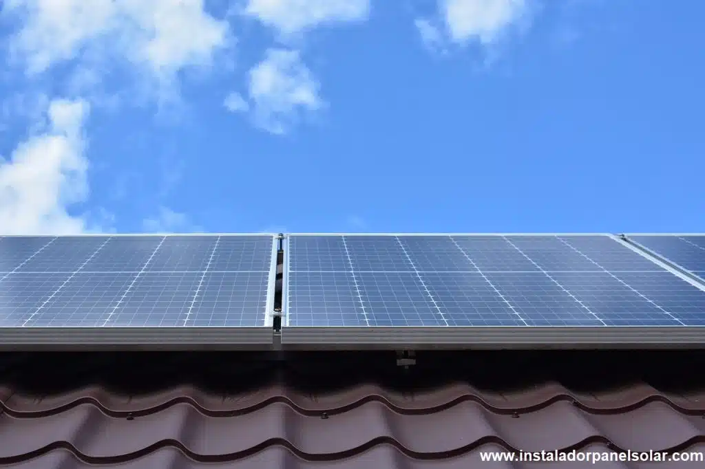cuantos paneles solares necesito para una casa de 100m2